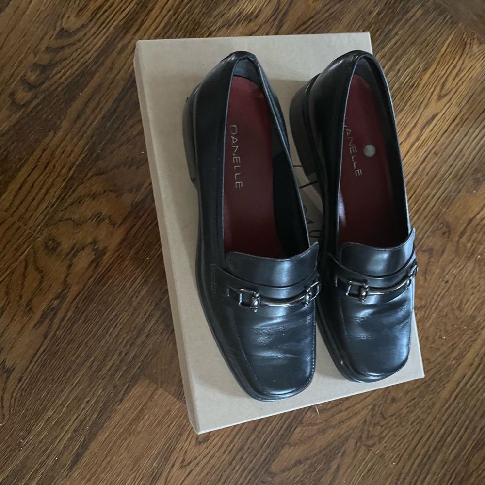 These classic black leather loafers by Danelle feature a sleek design.
